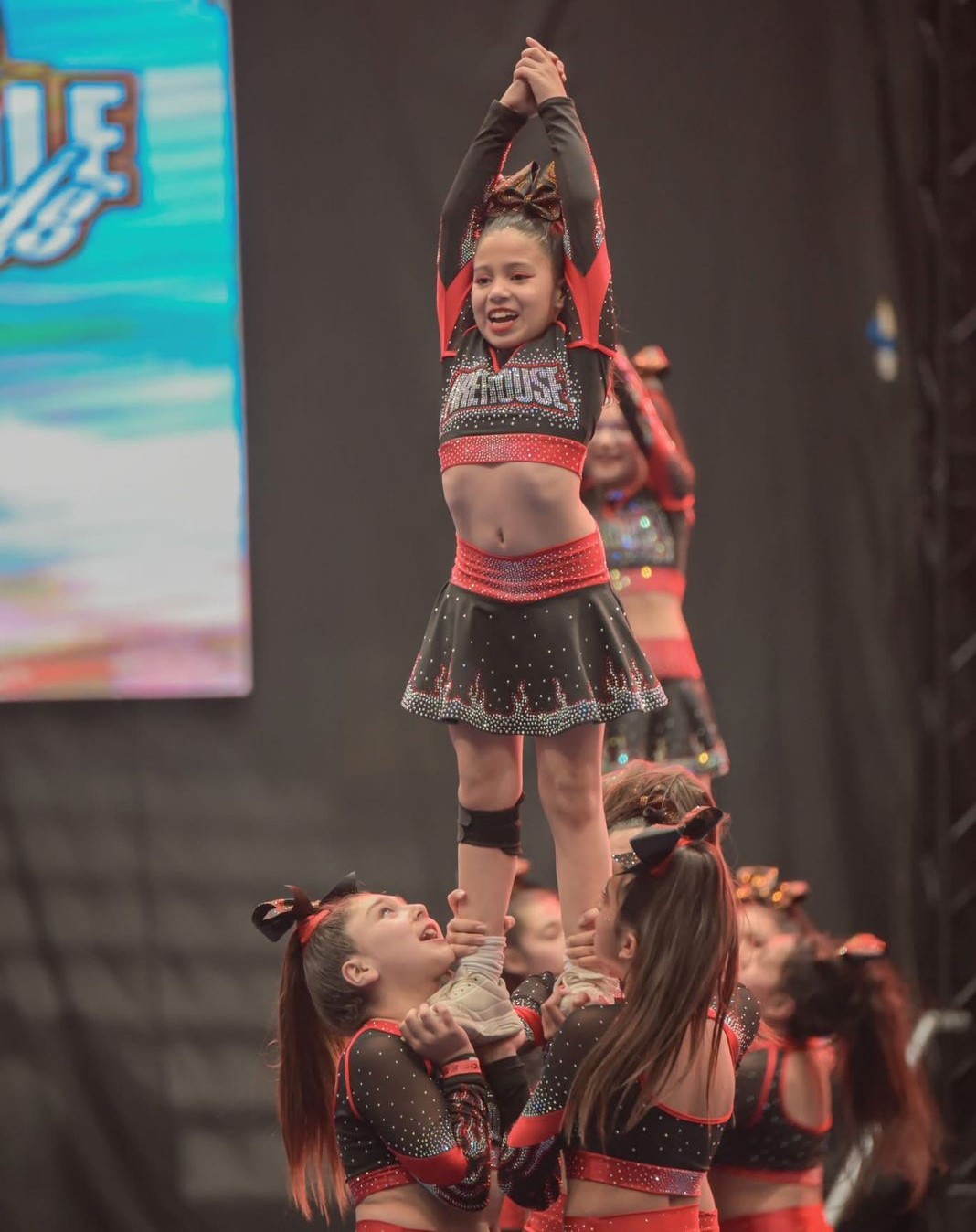 Entrenamiento de cheerleading - elevaciones Firehouse Cheer